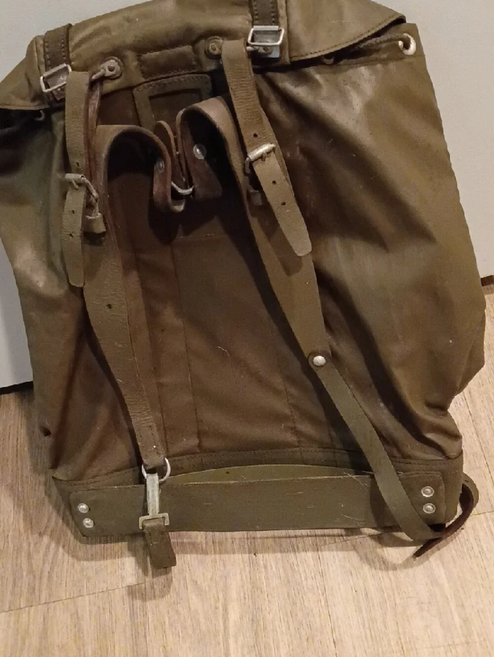 1980s Olive Green Military-Style Men’s Backpack